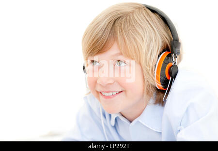 Ritratto di un ragazzo simpatico listenning music in una camera da letto Foto Stock