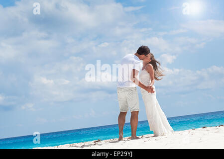 Bella coppia Giovane baciare sulla spiaggia di sabbia bianca Foto Stock