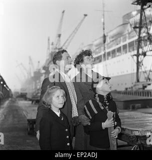 Onorevole Sterry e i suoi due figli visita il sig. Sterry, che lavora come assistente cuoco di equipaggio sulla "Castello Bloemfontain' imbarcazione a motore. Onorevole Sterry ha chiesto al Daily Mirror per fotografare il marito con la nave in background, come egli avrebbe dovuto essere trasferiti nel momento in cui la nave è stata venduta ai Greci. Il Daily Mirror è andato uno migliore e ha invitato tutta la famiglia a visitare la nave e Toy Fair a Kensington High Street. Qui rappresentati sono la famiglia prendendo un ultimo sguardo fino alla nave prima della partenza per la sera il treno dalla stazione di Paddington back home. Il 12 novembre 1959. Foto Stock