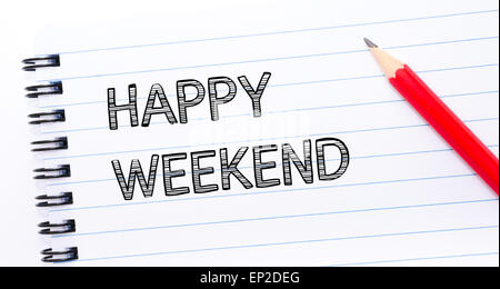 HAPPY WEEKEND testo scritto sulla pagina del notebook, matita rossa sulla destra. Concetto di immagine Foto Stock