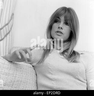 Jean Shrimpton, modello raffigurato a casa sua, Montpellier Place, Londra, 25 ottobre 1967. Foto Stock