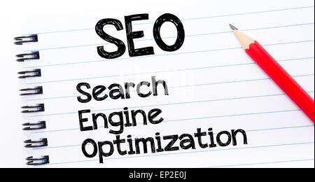 SEO - acronimo di Search Engine Optimization testo scritto sulla pagina del notebook, matita rossa sulla destra. Concetto di immagine Foto Stock
