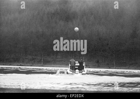 Barca di recupero sul Coniston Water Lancashire foto scattate il giorno di Donald Campbell's Morte 4 Gennaio 1967. Campbell è stato ucciso quando Bluebird K7 ribaltato e disintegrata in velocità in eccesso di 300 mph (480 km/h) Bluebird aveva completato il nord-sud correre ad un media di 297.6 mph (478.9 km/h e la velocità di picco di 315 mph (507 km/h). La seconda manche è stata ancora più veloce; come K7 superato l inizio del chilometro misurato stava viaggiando a più di 320 mph (510 km/h). Tuttavia la stabilità di lei aveva cominciato a rompersi e la parte anteriore della barca ha iniziato a rimbalzare fuori dell'acqua sul lato a tribordo. Foto Stock