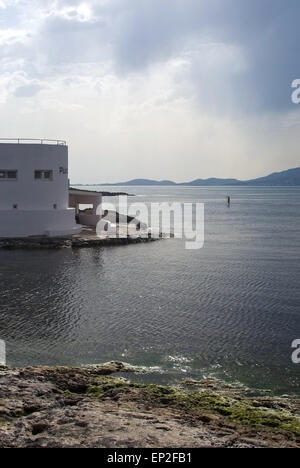 Solo paddleboard surfer fuori Puro spiaggia su una soleggiata giornata di primavera il 22 aprile 2015 a Cala Estancia, Maiorca, isole Baleari. Foto Stock