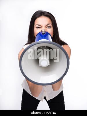 Imprenditrice urlando nel megafono isolato su uno sfondo bianco. Guardando la fotocamera Foto Stock
