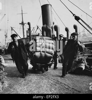 Fagioli secchi di essere scaricati a Liverpool Dock, 21 Febbraio 1942 Foto Stock