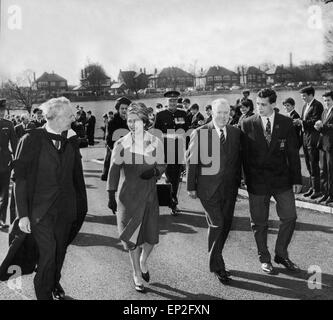 Un altro felice immagine, sul suo arrivo presso la porta principale della scuola la regina è salutata dall'alto Master con Lord Derby (sinistra) Signor J H re presidente di govenors e Stephen Schaefer, il capitano della scuola. Marzo 1965. Foto Stock