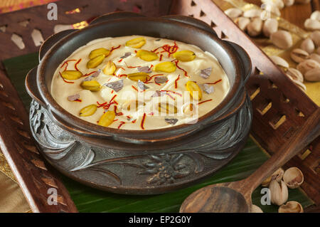 Nimish. Rosewater la crema dessert. India cibo Foto Stock