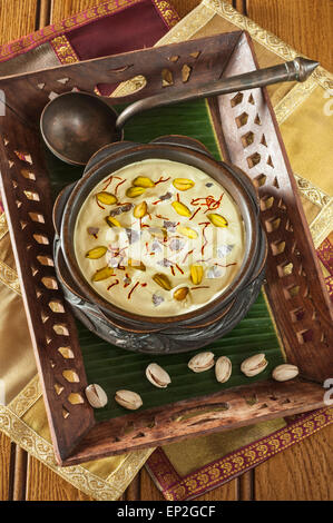 Nimish. Rosewater la crema dessert. India cibo Foto Stock