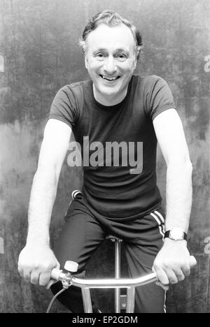 Paolo, Eddington star della BBC SERIE TV "La Buona Vita', come caratteri Jeremy Leadbetter, raffigurato prendendo il Daily Mirror Fitness Test, all'Debenham Health Club, Londra, 30 maggio 1977. Foto Stock