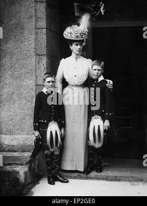 Ritratto della Regina Maria con il Principe di Galles e il Duca di York, diventato poi Edward VIII e King George VI. Foto Stock