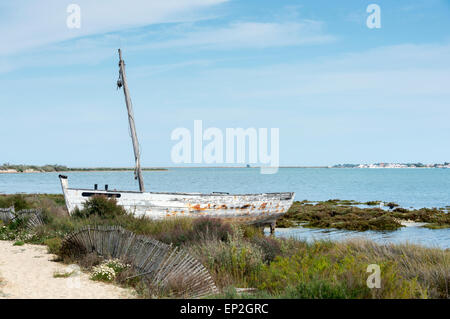 Vecchia barca fisher sulla spiaggia in Tavira portogallo algarve area Foto Stock