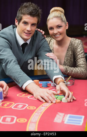 L'uomo felicemente tenendo la pentola con la donna accanto a lui Foto Stock
