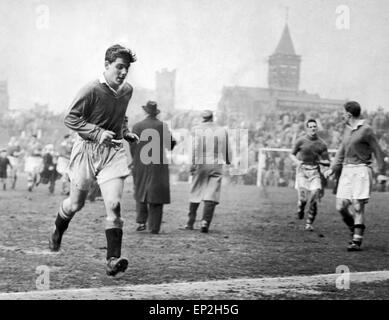 English League Division One corrispondono a Old Trafford. Il Manchester United 1 v Cardiff City 4. Sedicenne Duncan Edwards sprint off il passo dopo aver preso parte nel suo primo gioco senior. Il 4 aprile 1953. Foto Stock