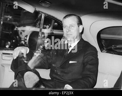 Il Principe Filippo , Duca di Edimburgo, raffigurato nella sua auto come egli si allontana dalla RAG Club di Pall Mall dopo pranzo. Il 16 febbraio 1960. Foto Stock