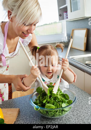 Luminose la madre e il bambino per la cottura Foto Stock