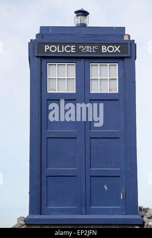 Un Tardis vicino al medico che ha esperienza presso la Baia di Cardiff, Galles. Foto Stock