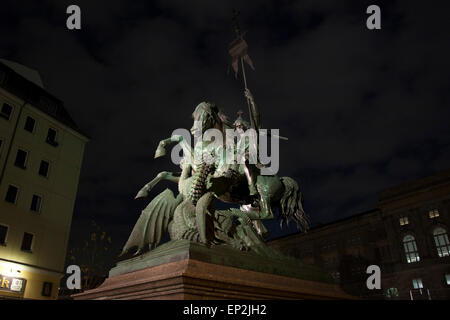 San Giorgio e il Drago statua di notte a Berlino Spree Nikolaiviertel da agosto Kiss 1853 Foto Stock