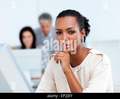 Fiducioso imprenditrice per chiedere silenzio Foto Stock