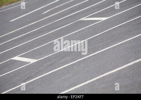 Posti auto vuoti nel parcheggio di Newport Sands Beach, Pembrokeshire Coast National Park, Galles UK a maggio Foto Stock