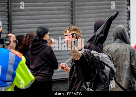 Anti-fascisti raccogliere a Waltham Forest per protestare contro un marzo detenute dall'Inglese Lega di difesa. Foto Stock