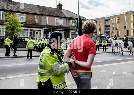 Un giovane arrestato come antifascisti si riunisce per protestare contro la Lega della Difesa inglese. Foto Stock