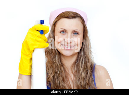 Donna attraente tenendo un detergente spray Foto Stock