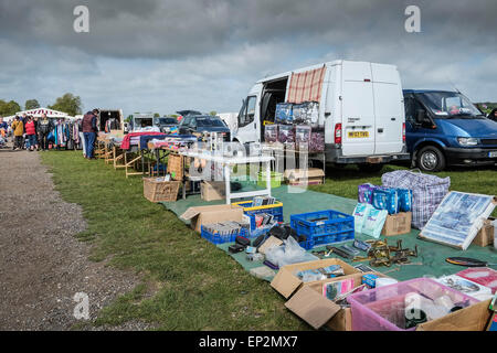 Persone che acquistano e vendono ad un bagagliaio della vettura in vendita in Essex. Foto Stock