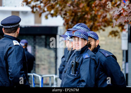 La polizia di preparare come anti-fascisti si riuniscono per protestare contro un marzo detenute dall'Inglese Lega di difesa. Foto Stock