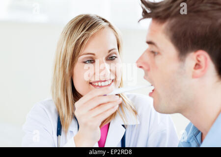 Ritratto di un medico donna prendendo un campione di saliva di un paziente di sesso maschile con cotone-bud Foto Stock