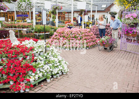 Al di fuori del centro giardino con molti tipi di piante e fiori Foto Stock