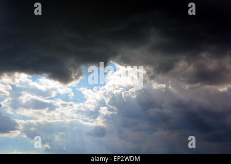 La fine del ciclone - Dark Sky con raggi del sole attraverso le nuvole Foto Stock