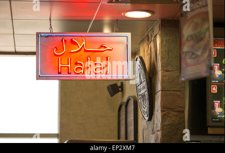 Insegna al neon per cibo Halal, l'Aeroporto Internazionale Seeb, Muscat Oman Foto Stock