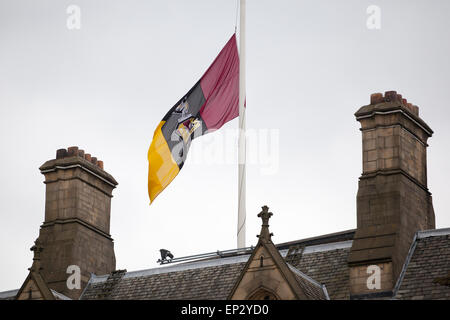 L' Bantams bandiera sollevata con orgoglio la town hall durante il 2013 memoriale di servizio per quelli persi nel 1986 Bradford City fi Foto Stock