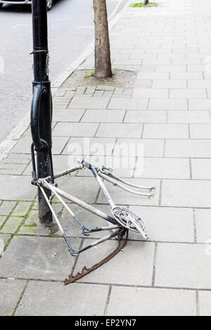 Furto di biciclette. Ruote, manubrio, i pedali e il sedile e altri oggetti rubati da una posizione di blocco bike, London, England, Regno Unito Foto Stock