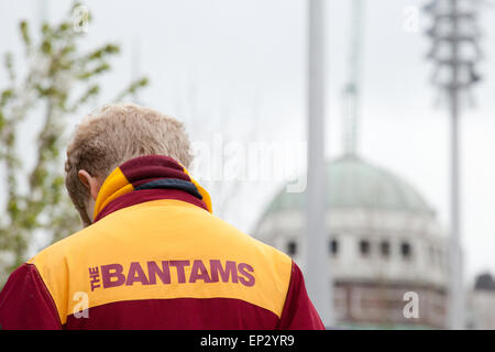 Un giovane fan Bantams paga i suoi rispetti a quelli persi in Bradford City disastro incendio del 1986 durante il 2013 memoriale di servizio. Foto Stock