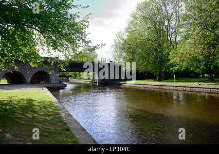 Una vista di un ponte ferroviario sul fiume Tamigi a Windsor in Berkshire. Foto Stock