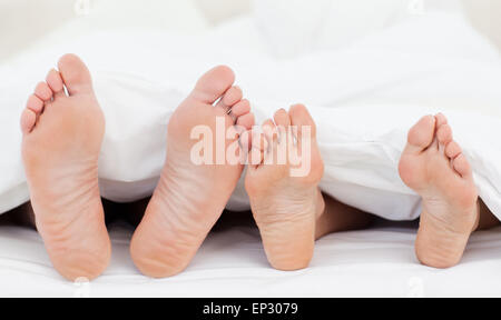 Di famiglia a piedi nel letto Foto Stock