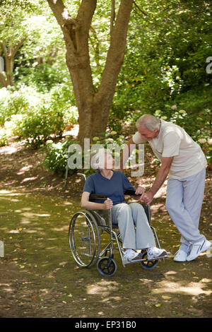 Coppia senior in legno Foto Stock