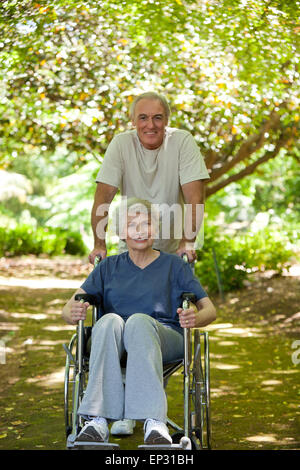 Coppia senior nel bosco Foto Stock