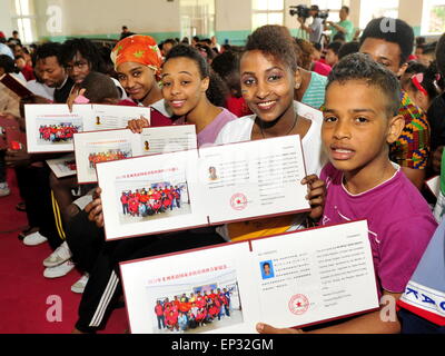 Cangzhou cinese nella provincia di Hebei. 13 Maggio, 2015. Gli studenti africani mostrano i loro diplomi sull'inizio del loro corso acrobatico in Cangzhou, nel nord della Cina di nella provincia di Hebei, 13 maggio 2015. Ventisei studenti di lingua Inglese paesi africani ha preso un anno il corso di acrobatica in Wuqiao acrobatico Internazionale Scuola di Arte e competenze acquisite di circa 20 acrobatiche. La contea di Wuqiao, noto anche come "la casa di acrobazie' in Cina, ha una storia di acrobazie per più di duemila anni. © Mou Yu/Xinhua/Alamy Live News Foto Stock