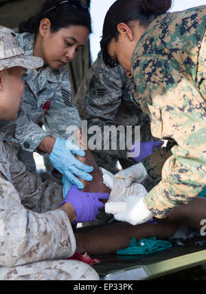 Kathmandu, Nepal. 13 Maggio, 2015. Stati Uniti Marines con Joint Task Force 505 forniscono mediche di emergenza la classificazione presso l'aeroporto internazionale di Tribhuvan Maggio 12, 2015 a Kathmandu, Nepal. Un 7.3 grandezza aftershock terremoto ha colpito il regno a seguito del 7.8 terremoto di magnitudine su Aprile 25th. Foto Stock