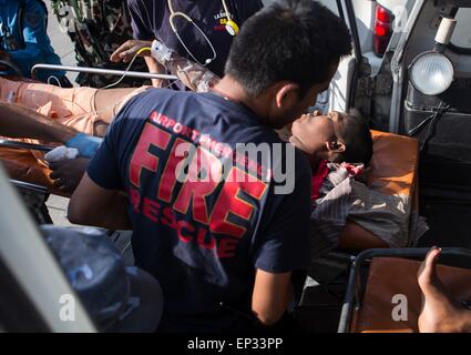 Kathmandu, Nepal. 13 Maggio, 2015. Un terremoto vittima è caricato in un ambulanza a un medico area di triage presso l'aeroporto internazionale di Tribhuvan Maggio 12, 2015 a Kathmandu, Nepal. Un 7.3 grandezza aftershock terremoto ha colpito il regno a seguito del 7.8 terremoto di magnitudine su Aprile 25th. Foto Stock