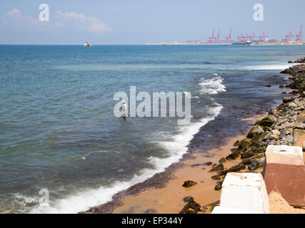 Uomo di pesca in mare vicino il Galle Face Hotel, Colombo, Sri Lanka, Asia Foto Stock