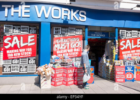 Uomo in attesa di persona di uscire dal negozio di opere Fitzroy Street Cambridge City Inghilterra Foto Stock