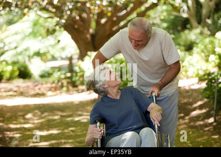 Coppia senior nel bosco Foto Stock