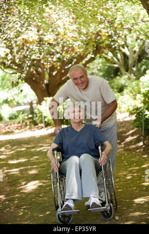 Coppia senior nel bosco Foto Stock