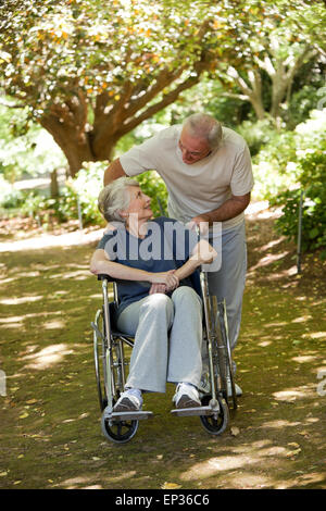 Coppia senior nel bosco Foto Stock