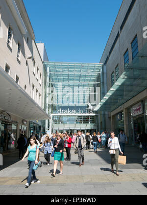 Gli amanti dello shopping al di fuori di Drake Circus Shopping Centre in Plymouth, Devon UK. Foto Stock