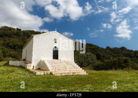 Bianco pietra piccola cappella di Aghios Ioannis sulla sommità di una collina vicino a Kalamata, Messinia prefettura in Grecia Foto Stock